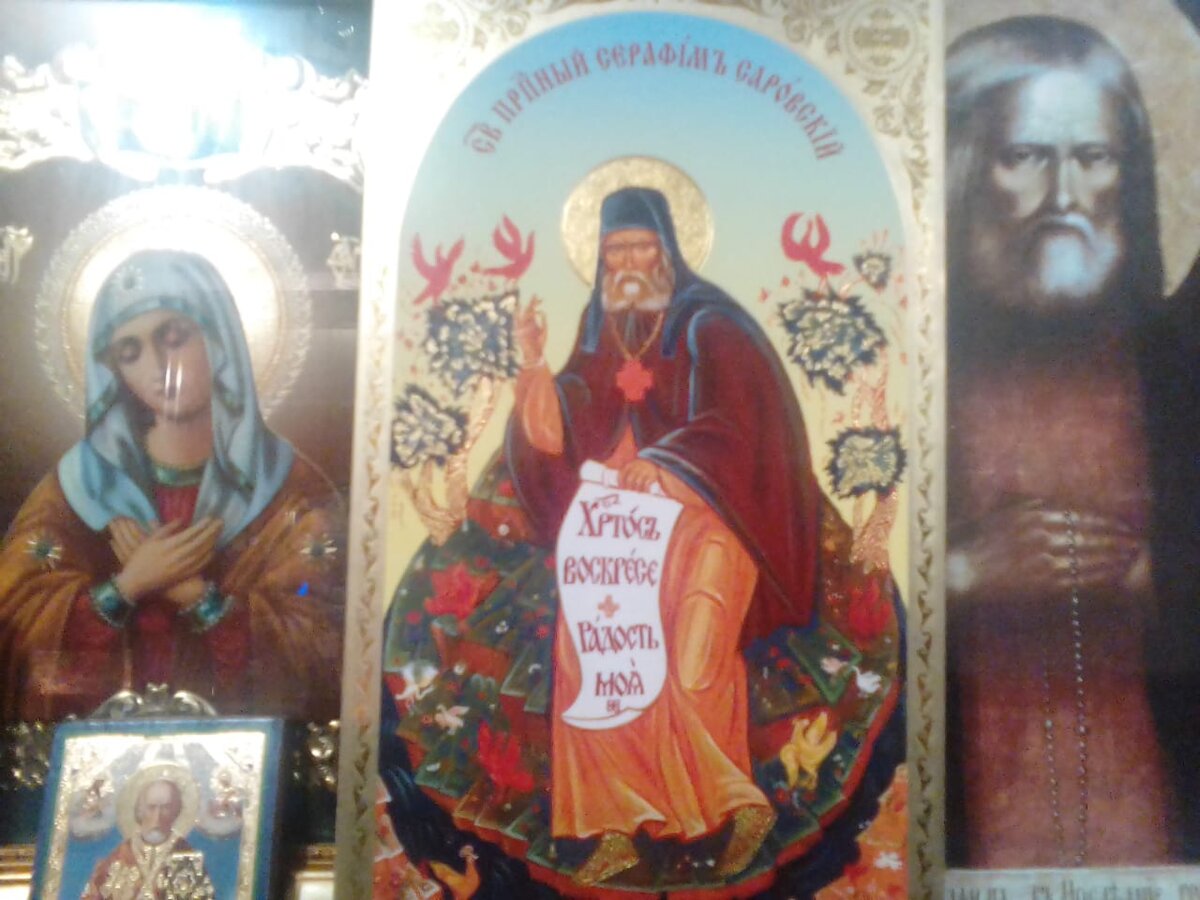 Истинно верующий человек будет одинаково искренне молиться святому образу в любой оправе. Из личного архива автора.