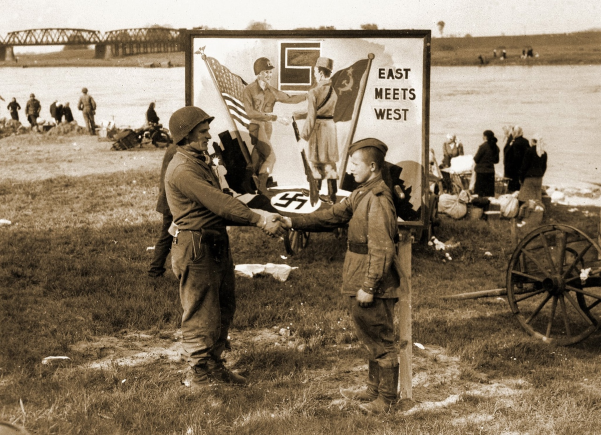 На какой реке встретились советские и американские. Встреча советских и американских войск на Эльбе в 1945. Встреча союзников на Эльбе (25 апреля 1945. Солдаты СССР И США встреча на Эльбе.