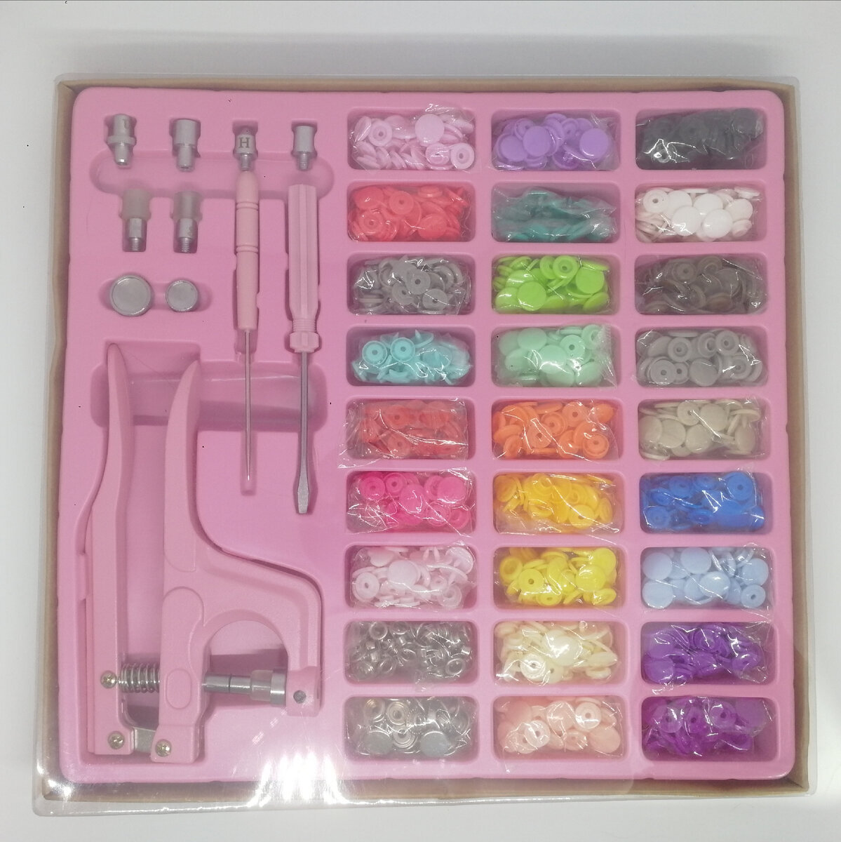 Много разных кнопок в комплекте - под любую одежду можно подобрать