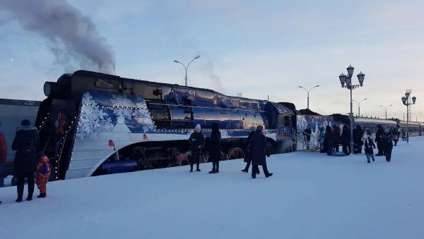 Фото поезда Деда Мороза на ж/д станции.