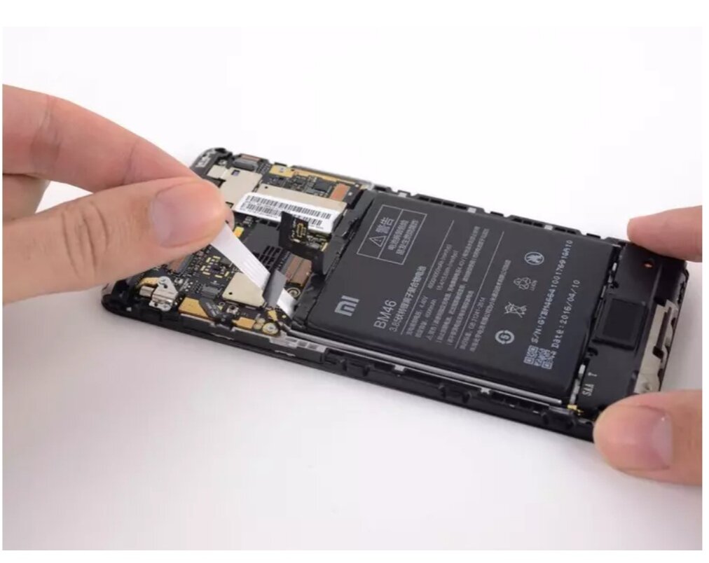 Потянуть за липкий скотч, чтобы легче было снимать акб