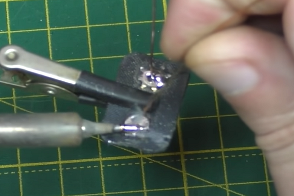 Припаиваю проводки к контакту