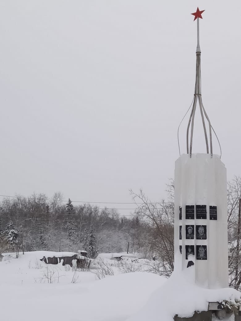 Стела на входе на кладбище на острове Игарском