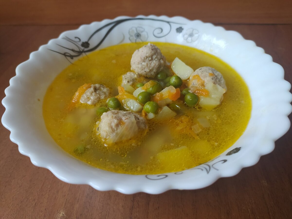 суп с фрикадельками и горошком. суп с фрикадельками и зеленым горошком.