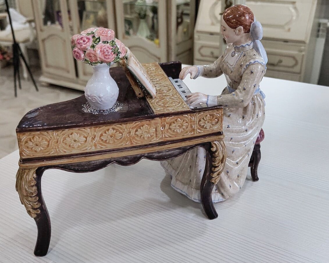 @https://www.instagram.com/majolica_gallery/ 