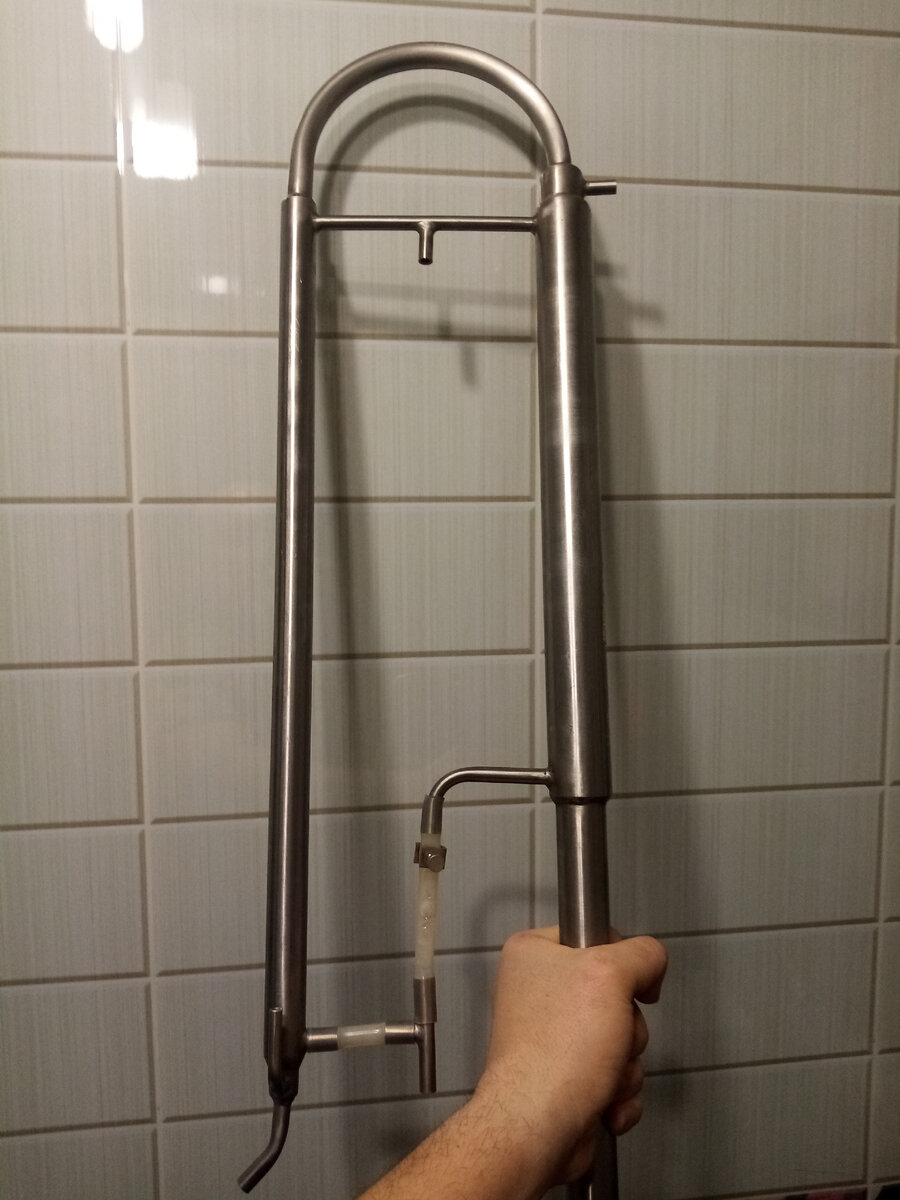 Плёночная колонна ПК-2500 (дистиллятор с укреплением или бражная колонна). Выше моей руки утолщение-это и есть холодильник на восходящем участке.