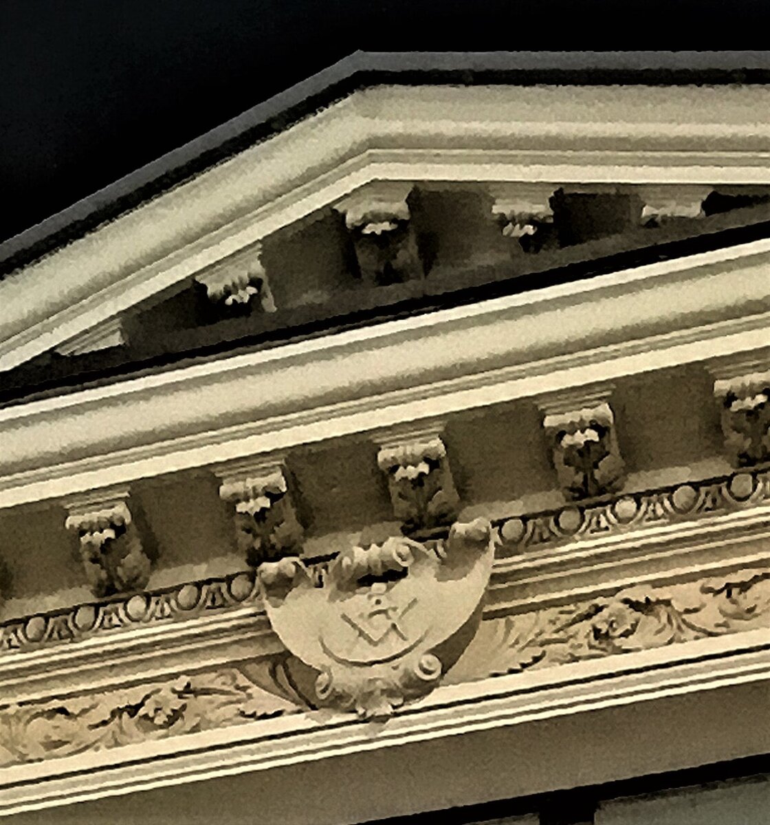 Циркуль с наугольником над окном в недавно отреставрированном особняке 19 века на Земляном валу. Архитектор последней официальной перестройки здания конца 19 века К. Дуванов. Фото 2022 года.