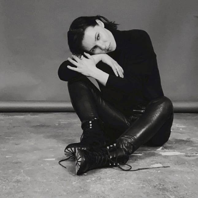 В объективе, призадумалась. Люблю наблюдать за собой со стороны.