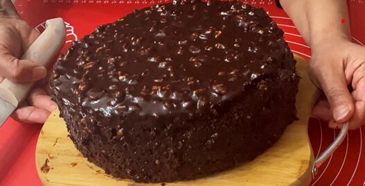 Насыщенный шоколадный торт с начинкой из шоколадного мусса