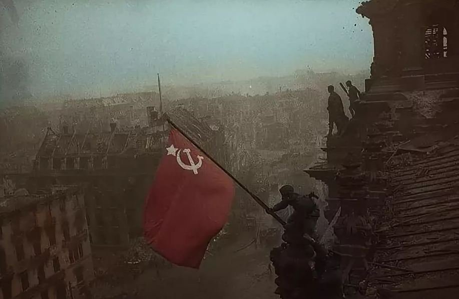 Установка флага в берлине