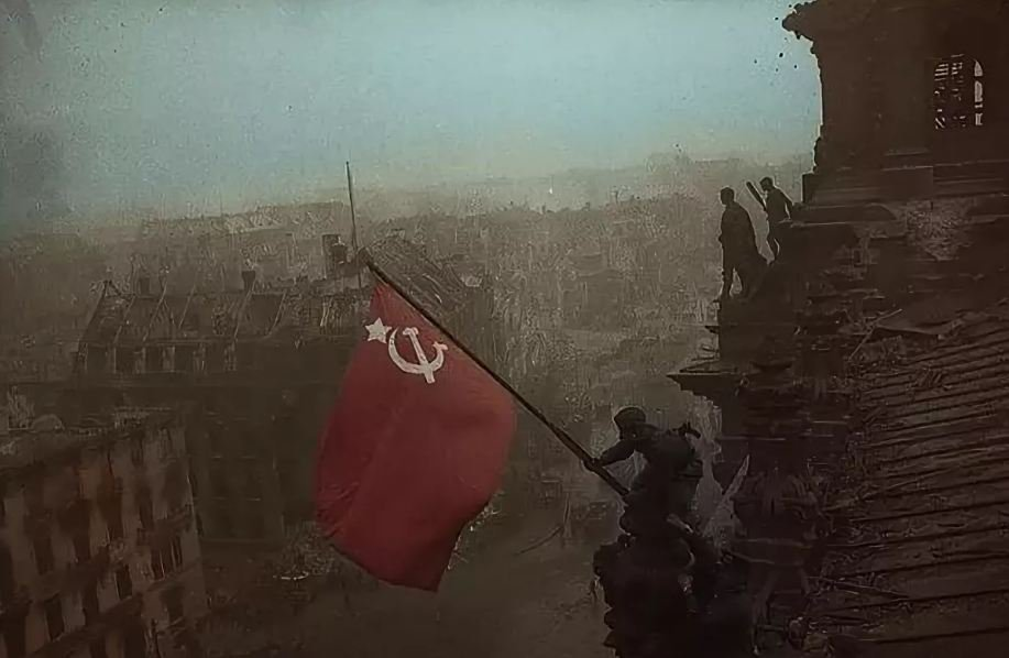 Красное Знамя над Рейхстагом. Красное Знамя на Рейхстаге. Рейхстаг 1945 Знамя. Знамя Победы в Берлине 1945.