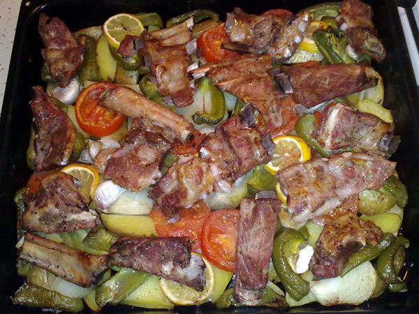 Мясо с овощами в духовке фото