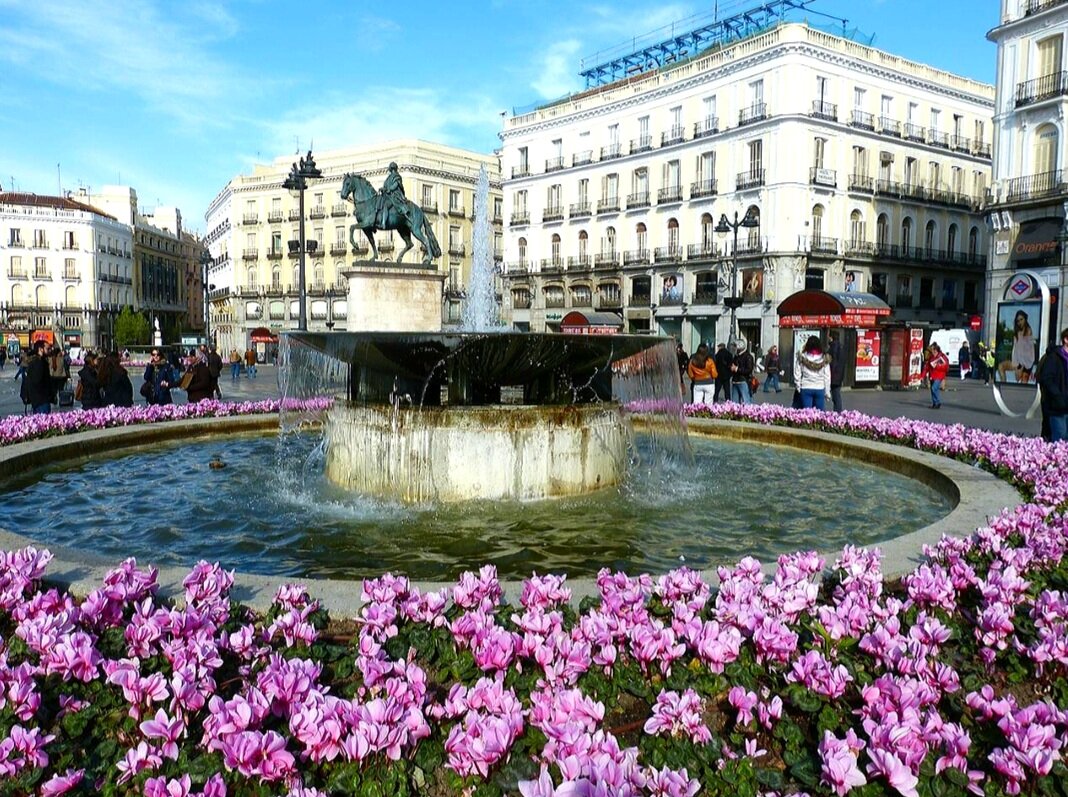 Как можно чувствовать себя одиноким в Мадриде? Надо просто найти друзей и все))