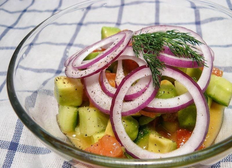 Вот такой новый вкус приобретает овощной салат с авокадо и заправка для салата на оливковом масле