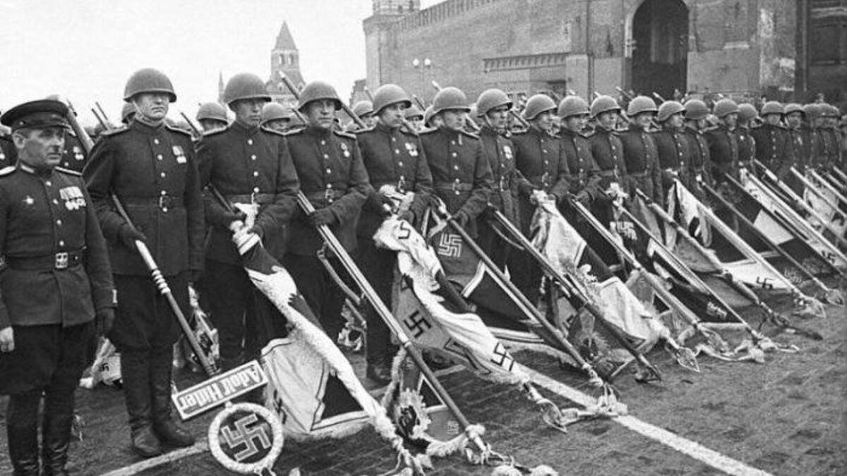 Немецкие штандарты на Параде Победы 1945 года/ © ТАСС