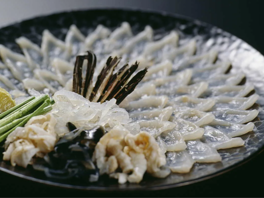 «Фугусаши» (сашими из фугу) – особенное по вкусу и красивое блюдо. Ломтики сырой фугу укладываются лепестками на круглом блюде