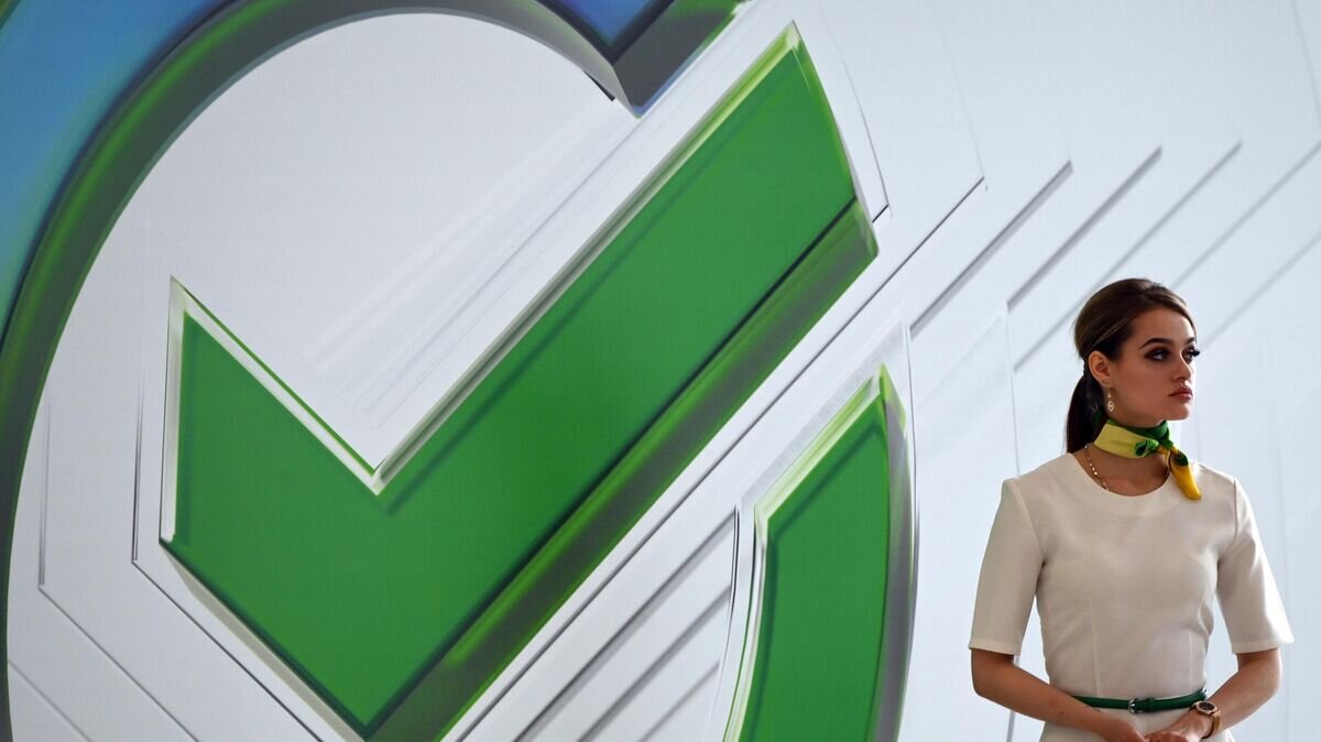    Девушка в зоне делового общения Сбер в рамках XIII Международного экономического саммита "Россия - Исламский мир: KazanSummit - 2022" в Казани© РИА Новости / Максим Блинов