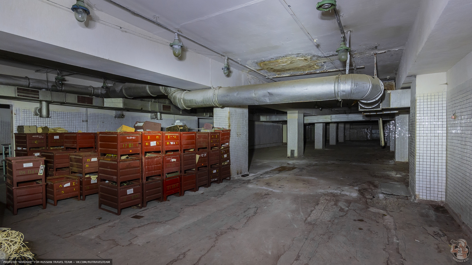 Это всё что осталось от советского завода — большой фоторепортаж про 2 огромных бомбоубежища под "офисным зданием"