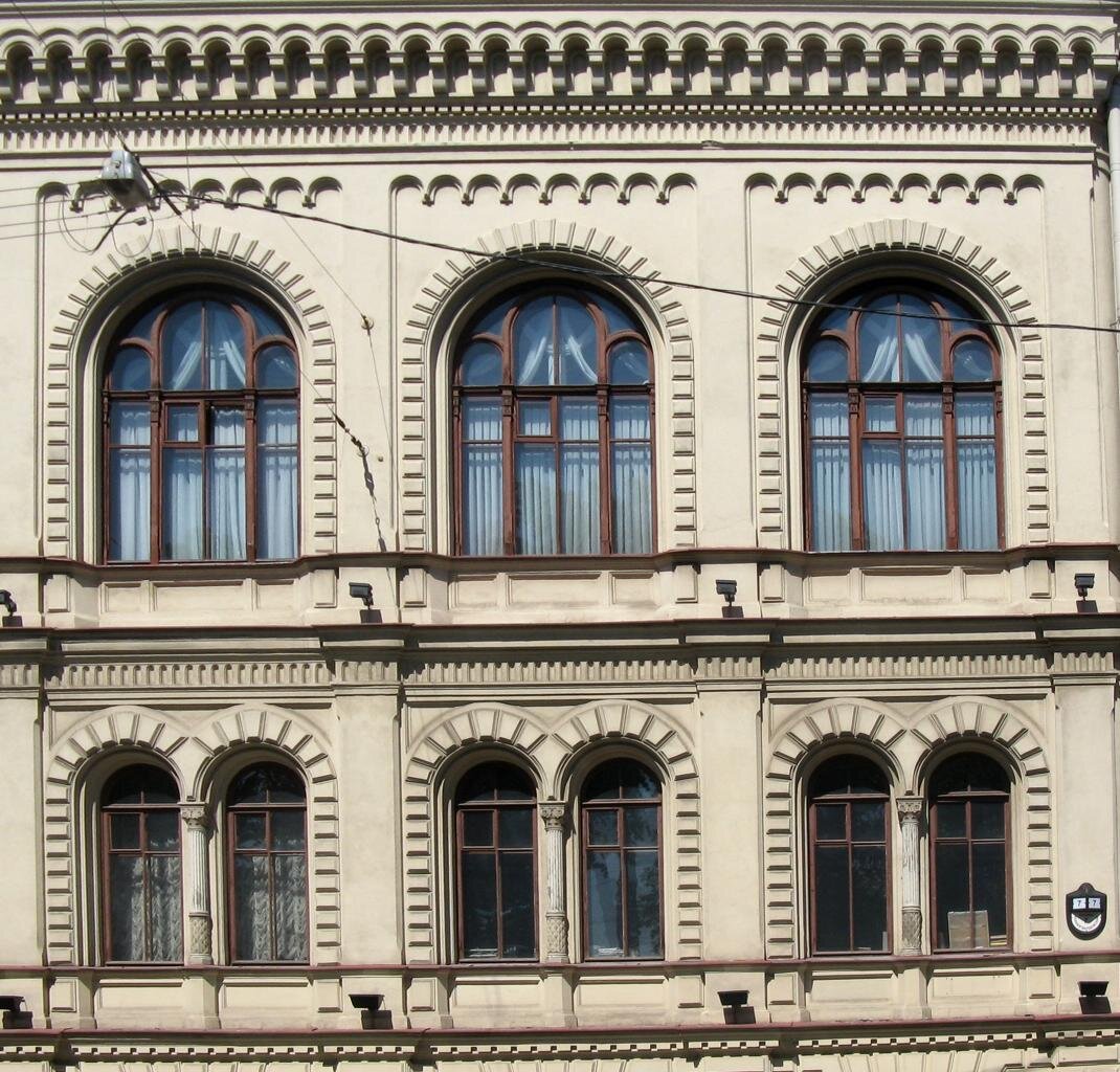 БРАМАНТОВО ОКНО. Фото с сайта https://eclectica.ru/info/articles/windows_petersburg2/