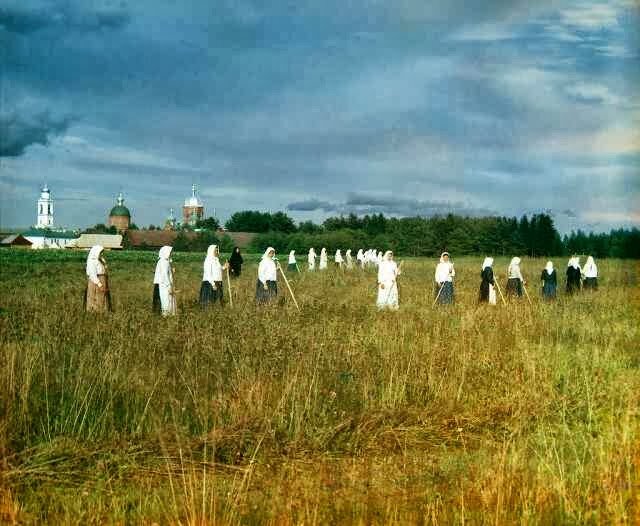 Послушницы Леушинского монастыря на сенокосе (окраина Мологи)/ © charmingrussia.ru