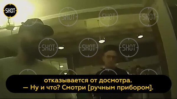 Необычный диалог, произошедший на станции метро "Площадь Революции" между сотрудниками подземки и секретарём Посольства Швеции в Москве Розбехом Данешнеджадом. Видео © SHOT
