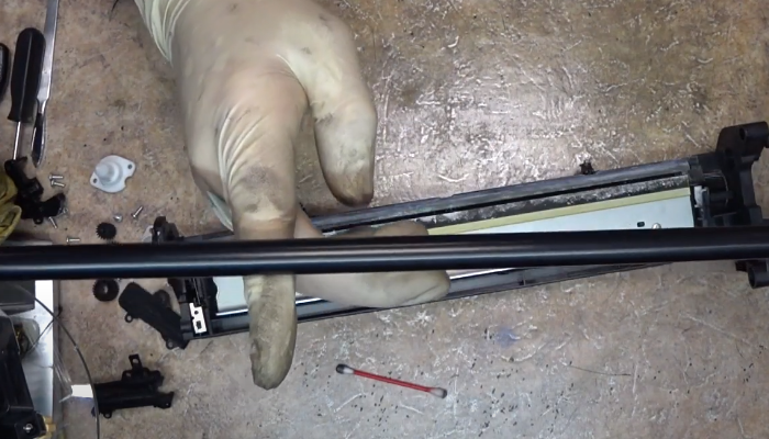 Фото 60. Устанавливаем новый чип (контактами вниз)