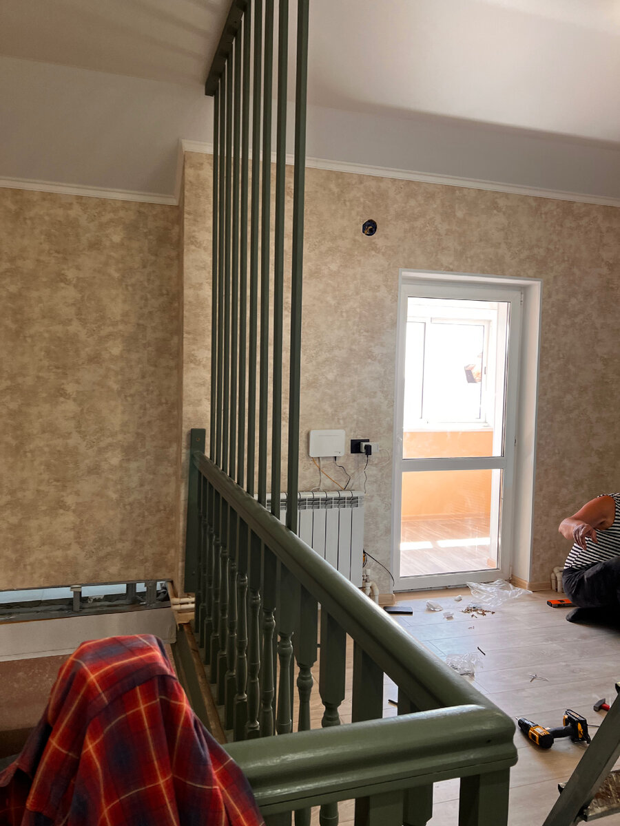 Рейки крепили между балясинами, что тоже плюсом вышло так как ширина проема между ними сократилась и теперь уже ни одна голова не войдёт 😂