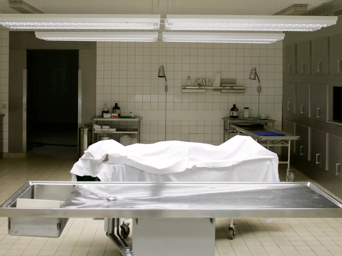 Помощник для умерших 155. Гроб. Гроб со стеклянной крышкой. Помощник для умерших 155. 15 больница казань морг.