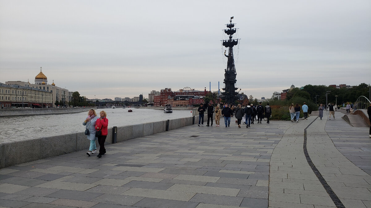 Машин столько, что в Москве чуть ли не любой клочок земли, где можно запарковаться, теперь платный. Зато сделали нормальные пешеходные улицы в центре.