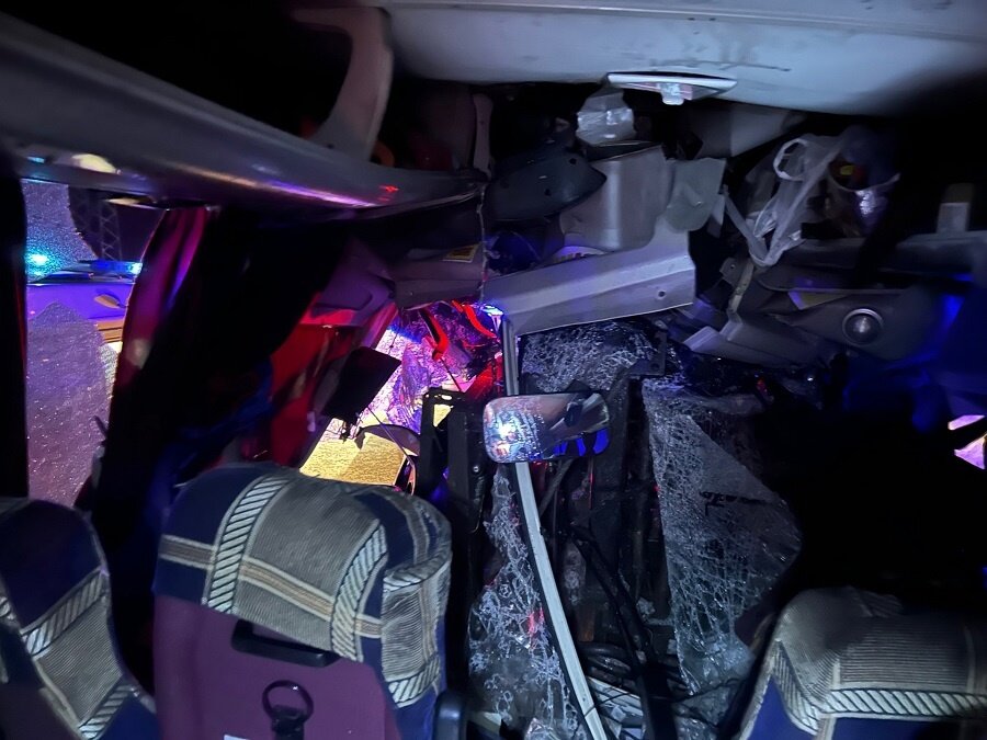    На трассе в Югре автобус врезался в грузовик, водителя зажало в кабине