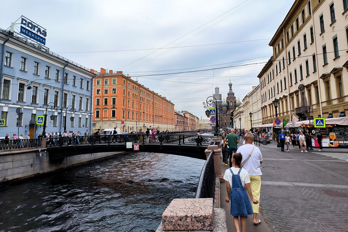    Атмосферный фронт и циклон вымещают жаркую погоду из Петербурга 8 августа