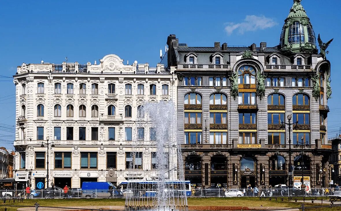 Здание «Зингера» — справа. Источник: «РИА Новости»