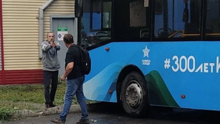 В Новокузнецке водитель автобуса выстрелил в недовольного пассажира на остановке. Фото: Telegram/Инцидент Новокузнецк 