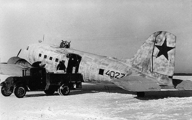 Ли-2 с установленным на него вооружением.