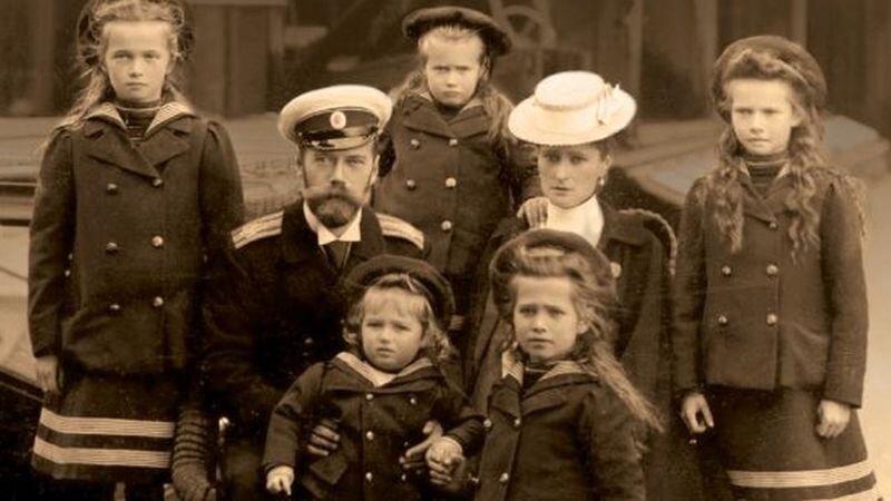 Фотография на обложке русского издания книги Хелен Раппапорт о расстреле царской семьи 