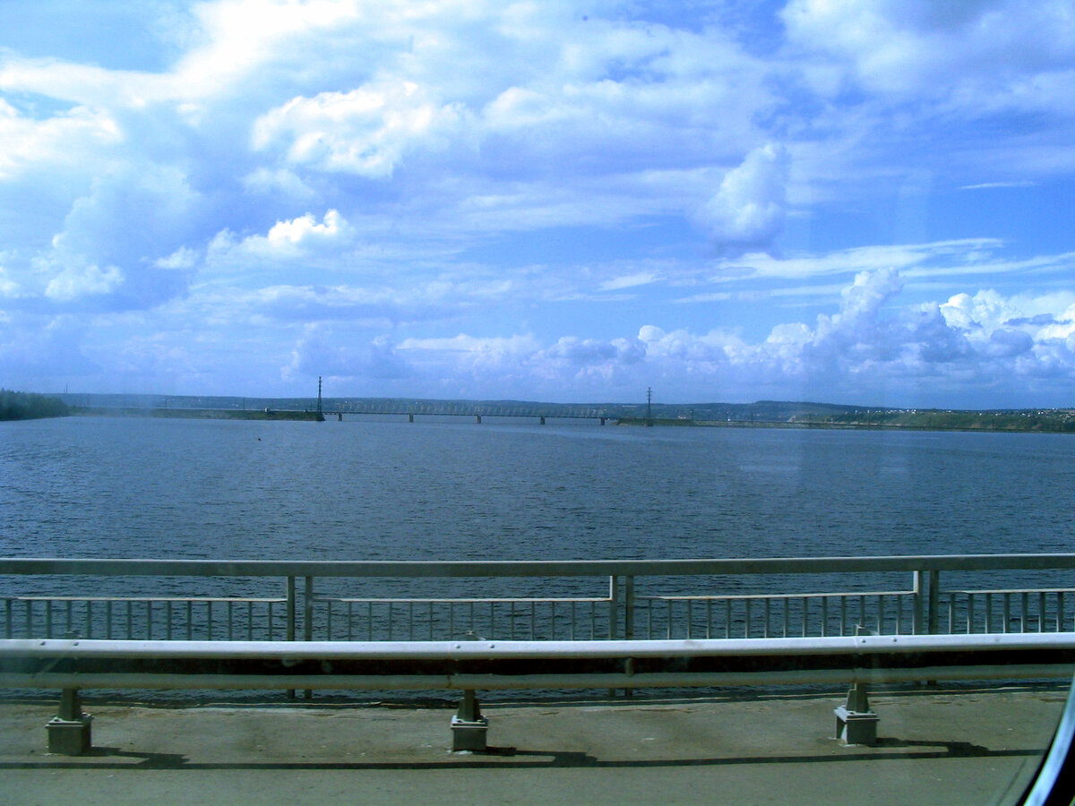 фото из архива автора: едем в Березники из Перми. Река Чусовая здесь впадает в Каму. Всего-то 350 км между городами