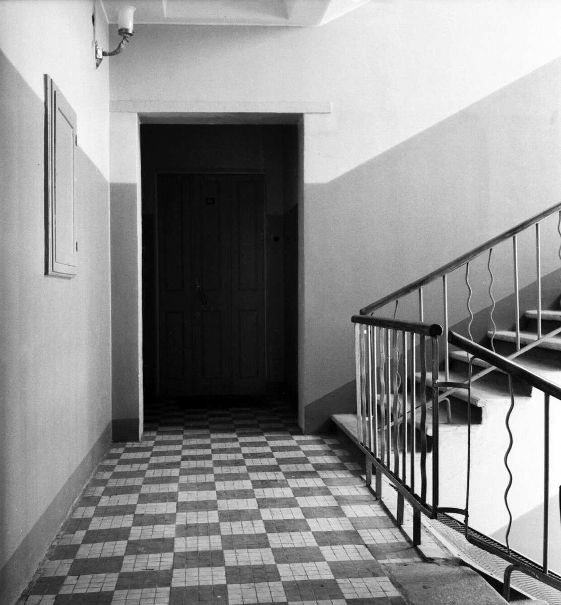 Фрагмент лестничной клетки жилого дома в Новых Черемушках. Автор – неизвестен. Москва. 1957 г. Главархив Москвы