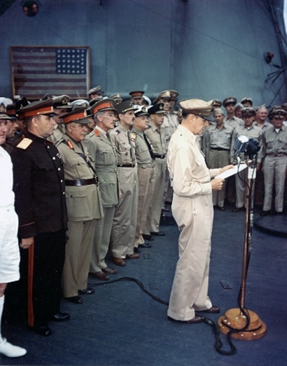 Верховный главнокомандующий союзными  армиями, генерал армии США Дуглас   Макартур зачитывает текст акта   капитуляции Японии                                                                                                                
