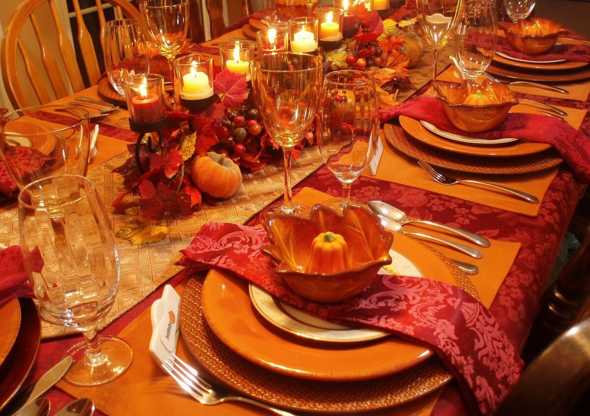 Dinner table. Красиво накрытый стол. Красивая сервировка праздничного стола. Осенняя сервировка. Празднично сервированный стол.