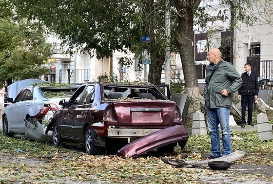    Ростов-на-Дону. Поврежденные автомобили после падения беспилотника