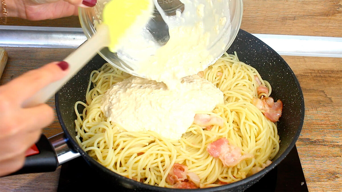 Всем большой привет. Сегодня приготовим вкусное и простое в приготовлении блюдо - паста Карбонара. 📕Рецепт: 👨🏻‍🍳Как готовить:⤵️⤵️⤵️ Для начала нарежем бекон на кусочки и мелко нарежем чеснок.-8