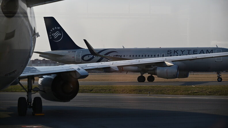 Грузовик рухнул на машину на стоянке аэропорта в Минводах