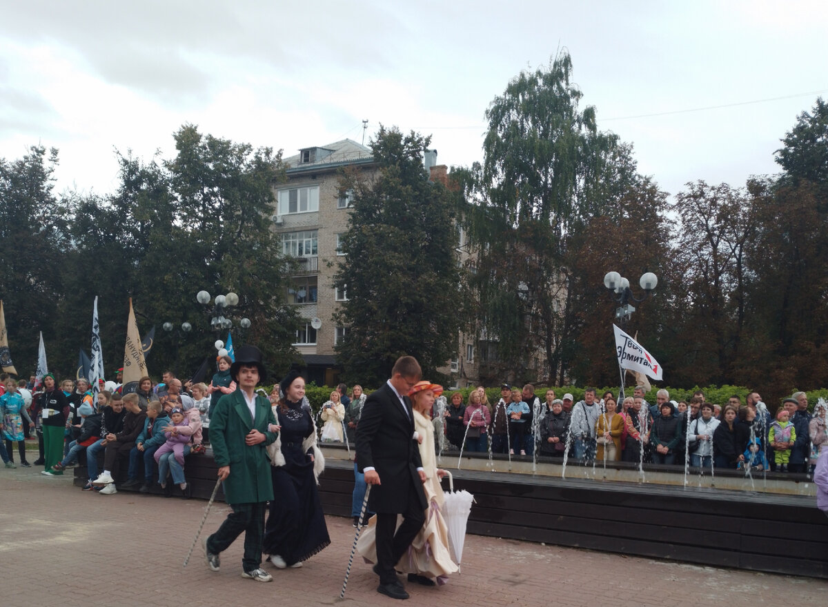 По уже сложившейся традиции, в Туле,  в дни города проходит "Театральный дворик".  В этом году- это уже XV Международный фестиваль уличных театров. 9/09/2023. 16:00.-14