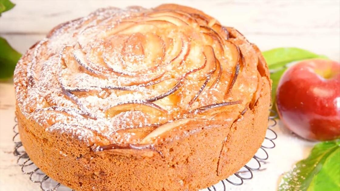 Источник:https://www.nur.kz/food/recipes/1733613-sarlotka-s-ablokami-na-smetane-i-masle/