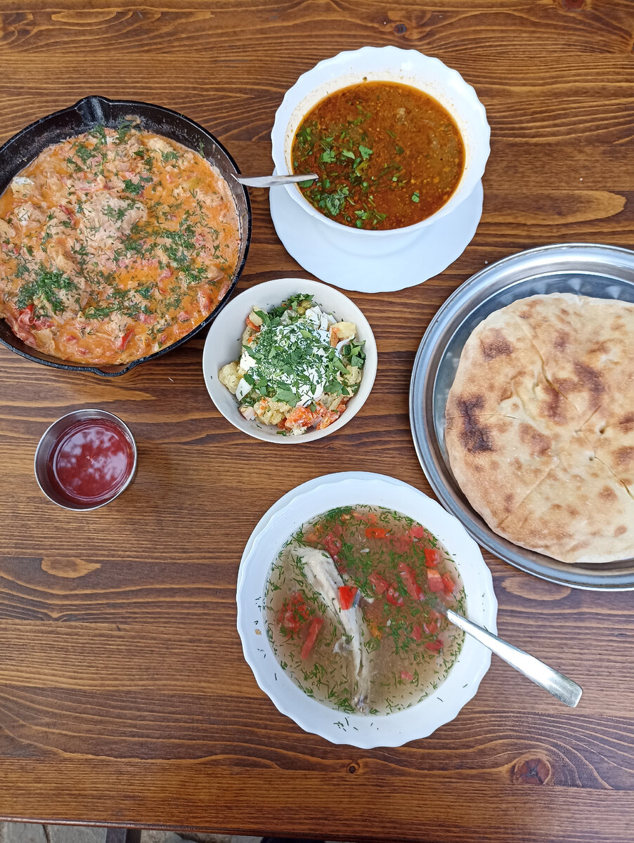 Уха, харчо, сковорода с рыбой и салатик