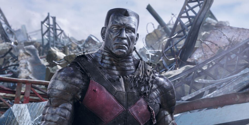 Это Колосс, настоящее имя которого Петр "Петр" Николаевич Распутин. Эта конкретная версия была полностью CGI, но была озвучена Стефаном Капичичем (Андре Трикотё заменял CGI-версию персонажа на съемочной площадке фильма). В этом фильме зрители не увидели этого персонажа-мутанта в его «нормальной» форме - он превращался в свою органическую стальную форму в каждой сцене, в которой он появился. У него был русский акцент в этом фильме. Но какой фильм Marvel это?