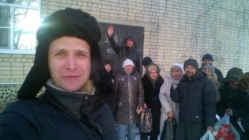 Бывший наркоман, а ныне предприниматель кормит бездомных у кафе "Ласточка" в Полевском