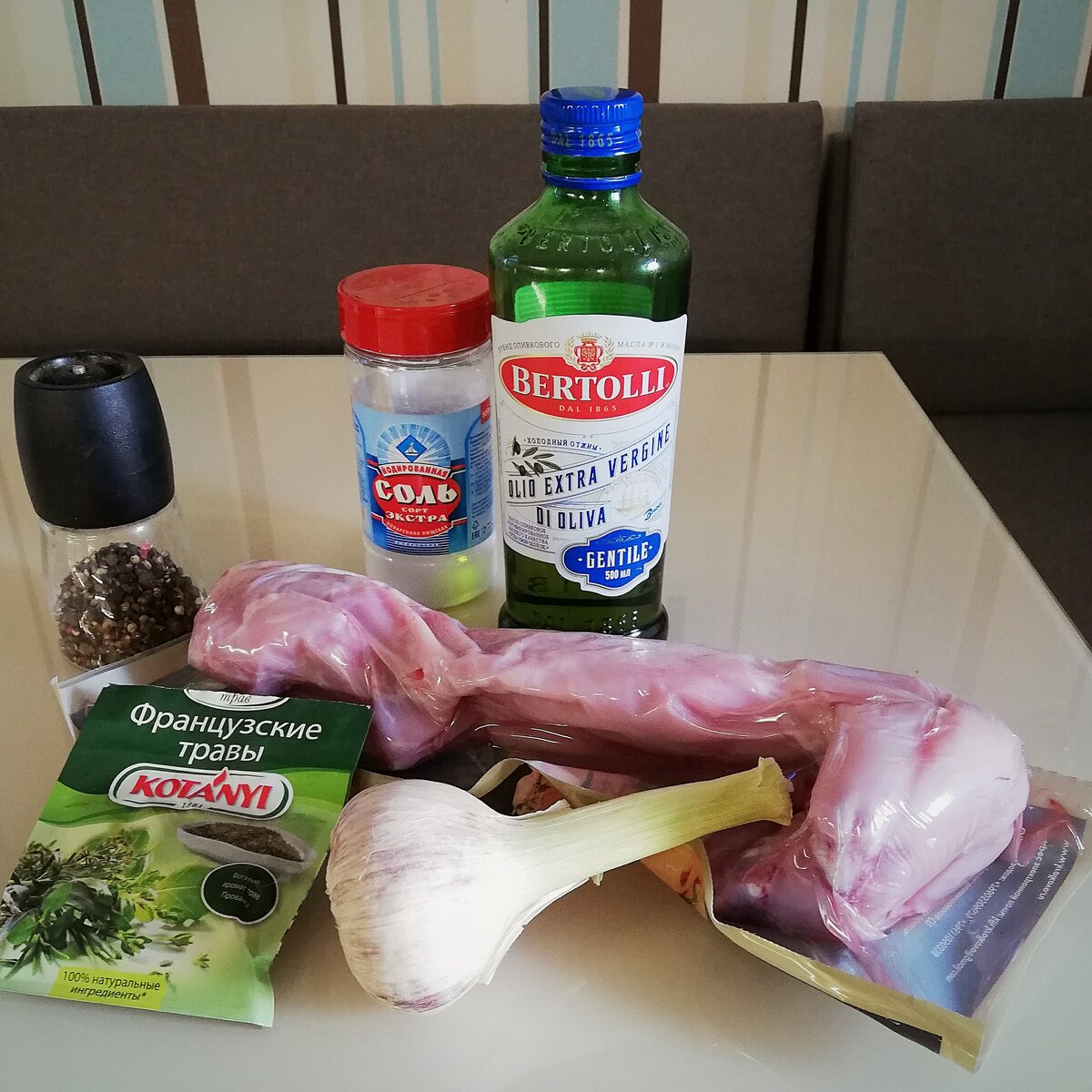Необходимый набор продуктов: тушка кролика, оливковое масло, молодой чеснок, смесь французских трав, соль и чёрный перец