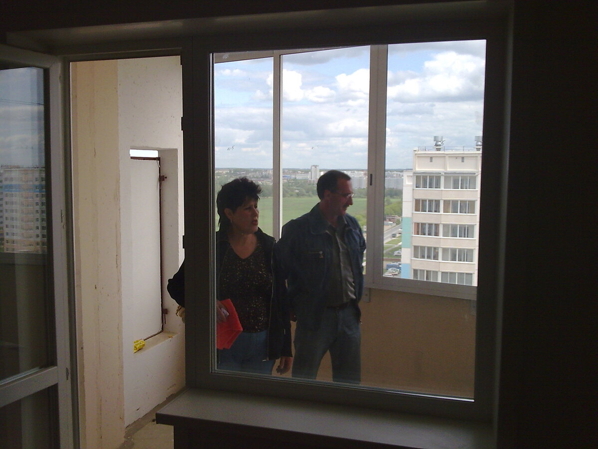 На фото: 2009 год. Однополчанин осматривает мою новую квартиру.