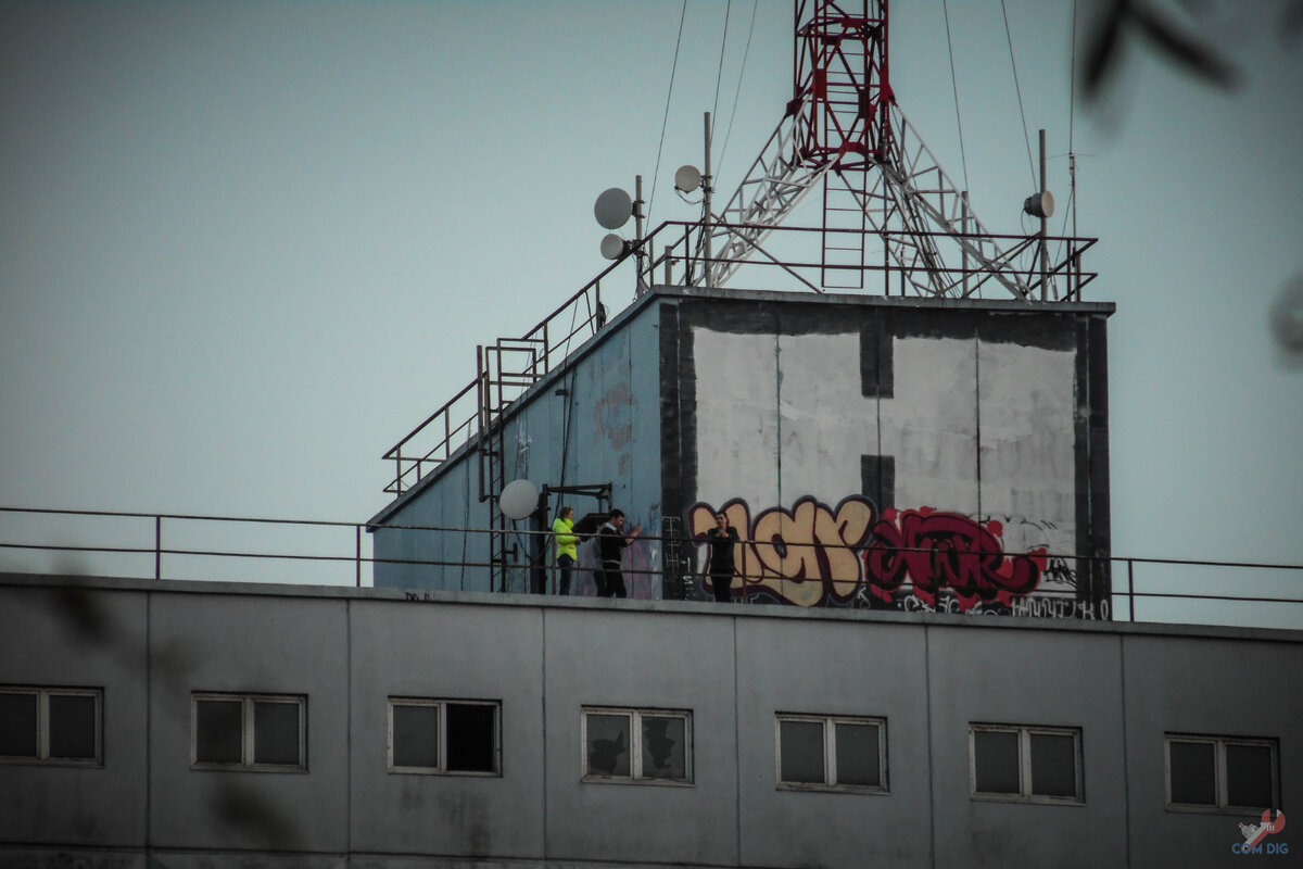 Посетители "Дома советов" замеченные нами еще с аллеи парка. 